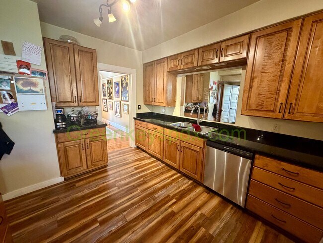 Building Photo - Awesome 4-Bed/2-Bath Craftsman Bungalow House Near Alberta District