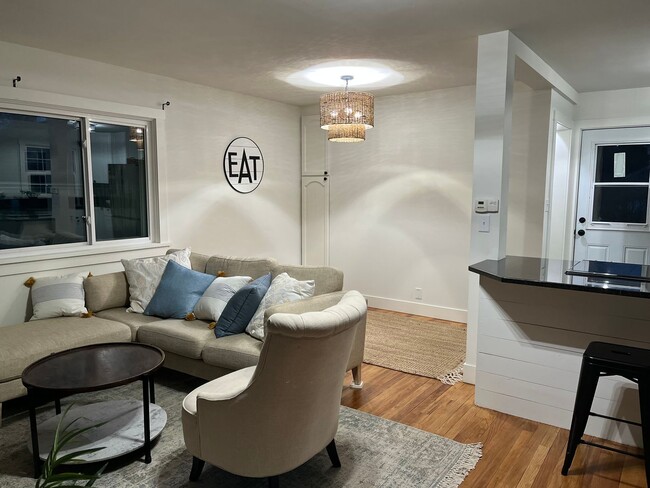 Building Photo - A Turnkey 4 Bed 2 Bath Furnished Retreat