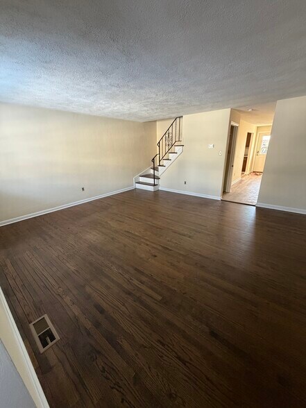 Building Photo - 16 Cherry St