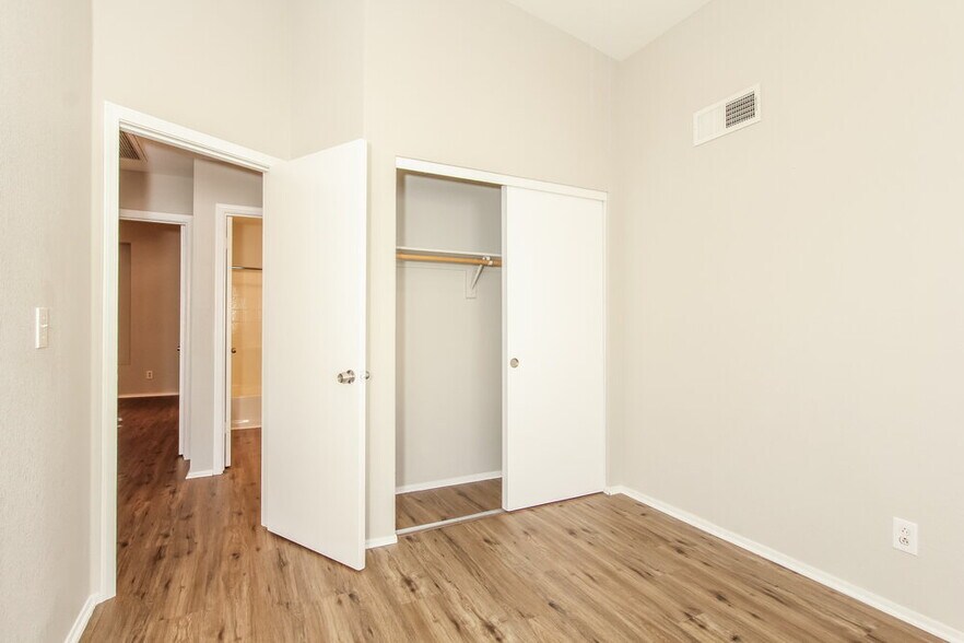 Building Photo - 1144 E Liberty Shores Dr