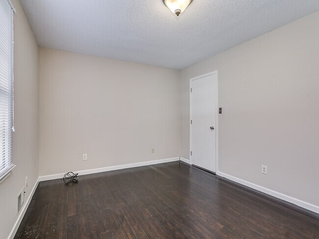 Building Photo - Spacious 3-Bed Home in District 6! Private...