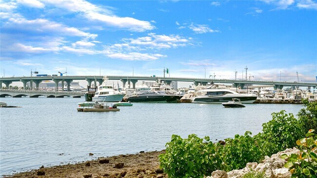 Building Photo - 1800 N Bayshore Dr