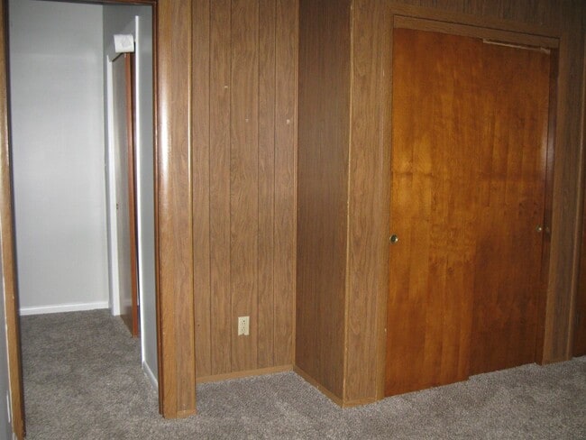 Building Photo - PRELEASING for AUGUST! Close to Campus