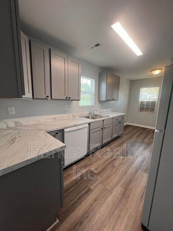 Building Photo - 1602 Pender St