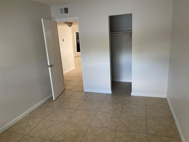 Building Photo - 4051 NE 13th Ave