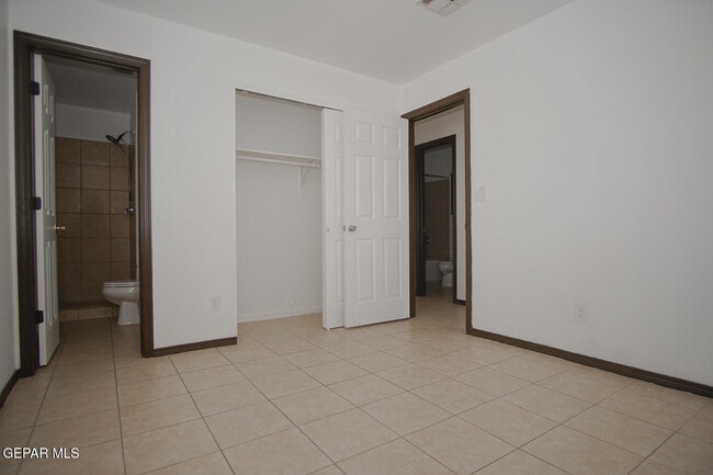 Building Photo - 8489 Roseway Dr