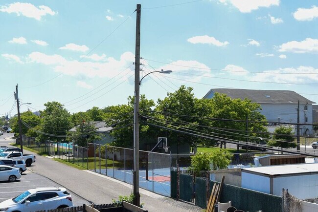 Building Photo - 714 West Ave