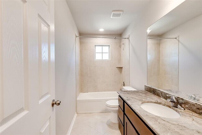 Building Photo - 821 Falkland Trace