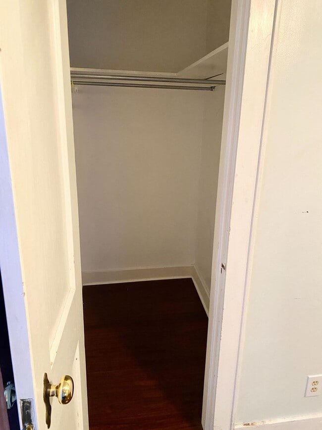 Building Photo - 1 bedroom home w/ fenced in yard