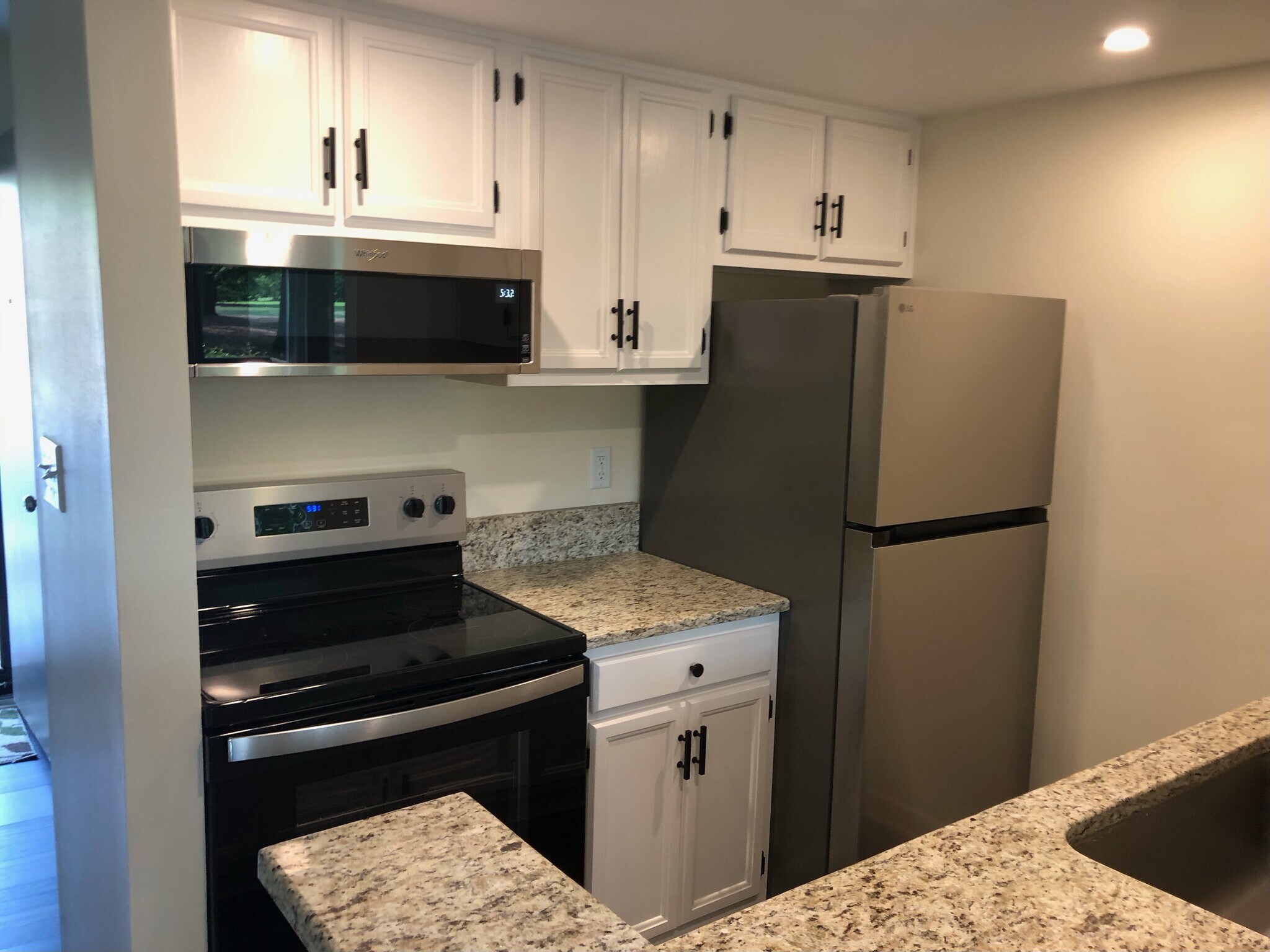 Building Photo - 10 Pine Tree Rd