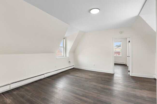 Building Photo - 676 Chestnut St