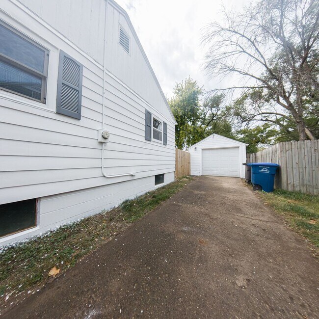 Building Photo - Updated 2-Bedroom, 1-Bath with Large Backyard