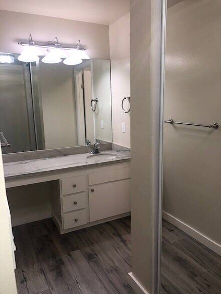 Building Photo - 528 Grand Ave