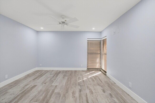 Building Photo - 3939 NE 5th Ave