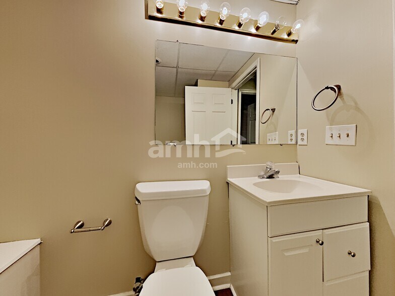 Building Photo - 303 Lismore Ter