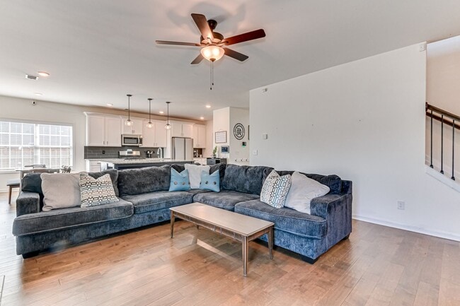 Building Photo - Two Story home in Quaker Knoll! Ready now !