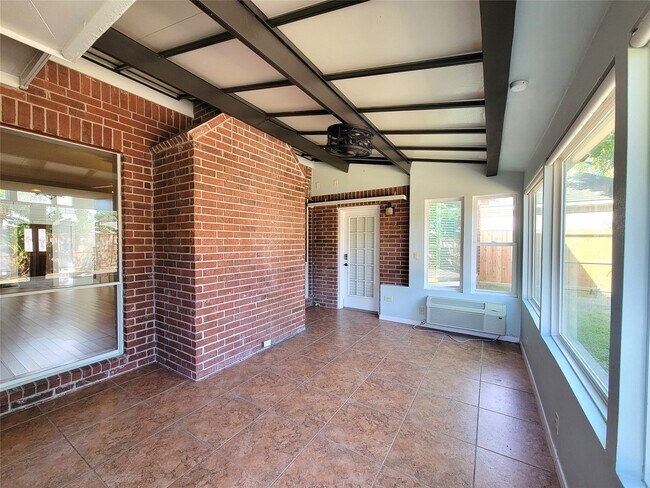 Building Photo - 2214 Old S Dr