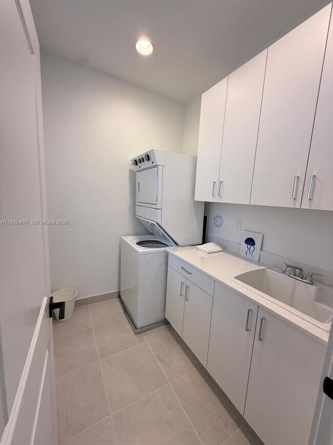 Building Photo - 5816 Agostino Way