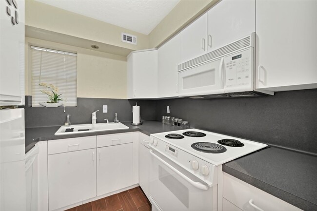 Building Photo - 7900 Westheimer Rd