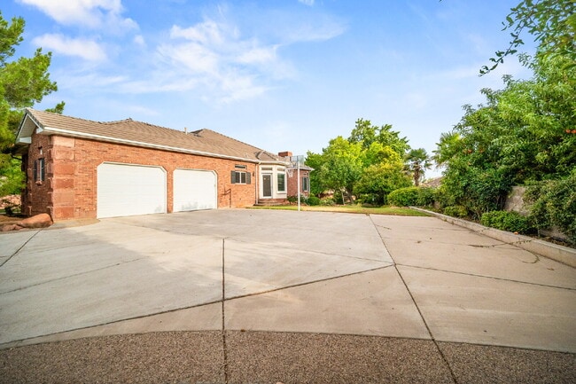Building Photo - "Spacious 4-Bedroom, 4.5 Bathroom 4792 sq. ft. Retreat with Scenic Views and Cozy Fireplace in St...