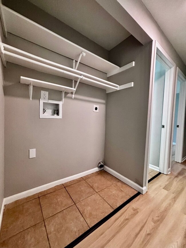 Building Photo - Renovated 2 bedroom in peaceful Englewood ...