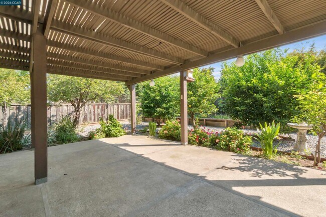 Building Photo - 332 Downham Ct