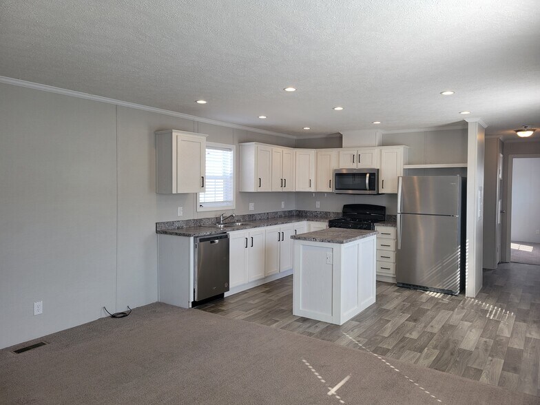 Building Photo - 38060 Leverette Ave