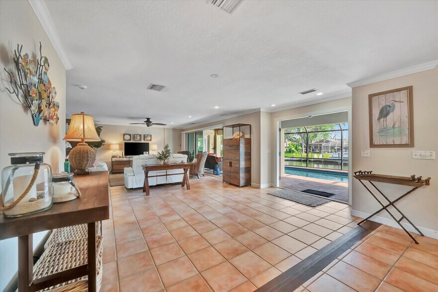 Building Photo - 1038 Contento St