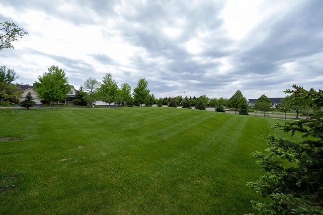 Building Photo - Rare super nice 3 bed end unit townhouse f...