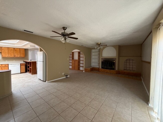 Building Photo - Spacious 4/2 in the Country / Horses ok