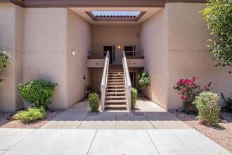Building Photo - Spacious condo in Scottsdale-close to Scot...