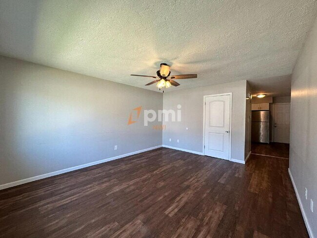 Building Photo - 3010-3012 Willowcreek Rd