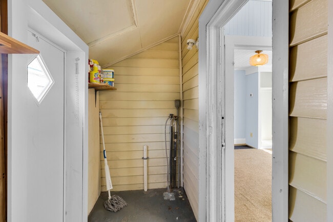 Building Photo - 2107 Bay St