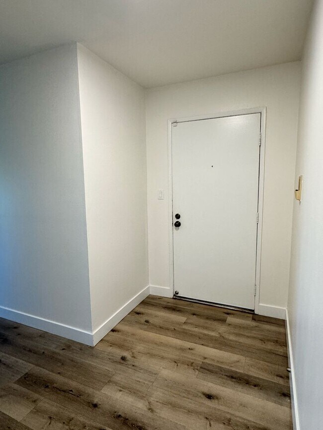 Building Photo - 1061 Park Ave