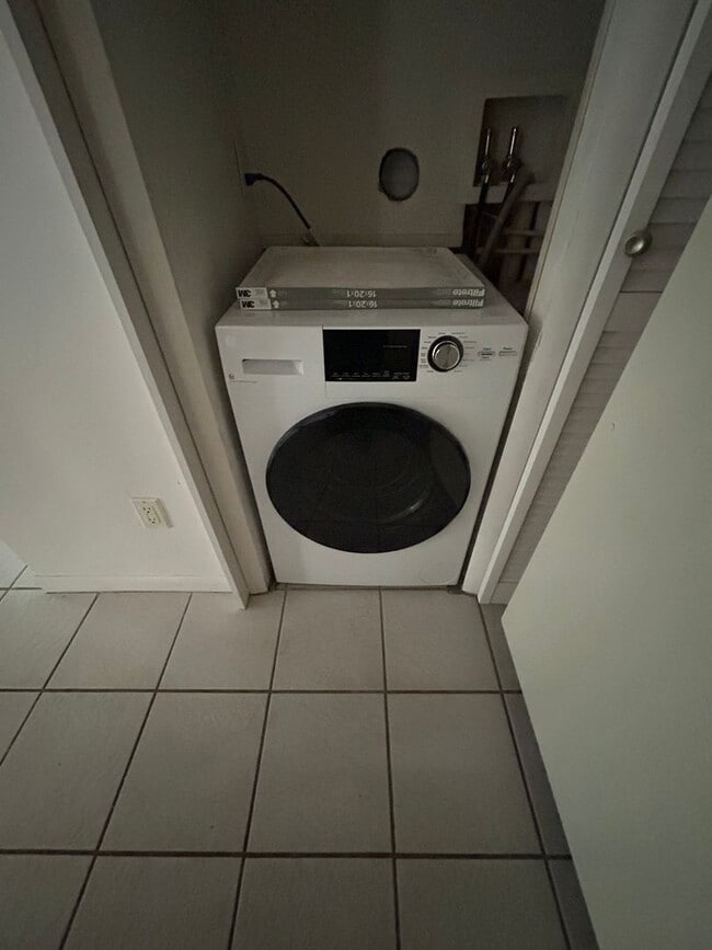 Building Photo - Walk to Campus from your Downstairs Flat