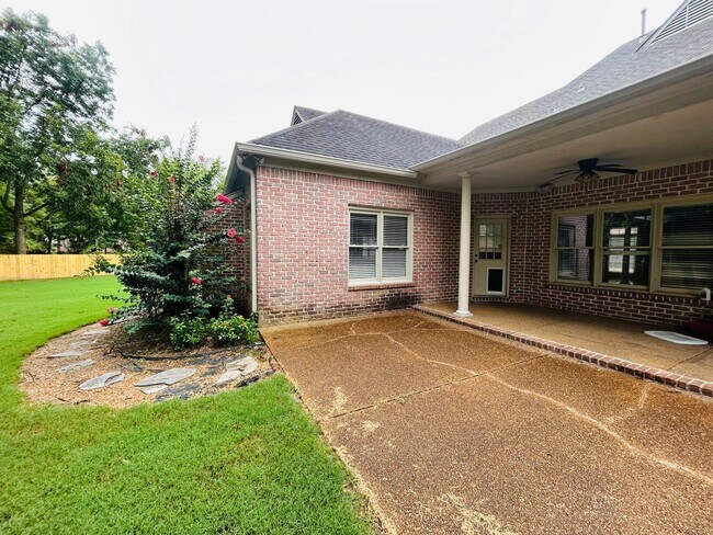 Building Photo - Beautiful Collierville home tucked away in...