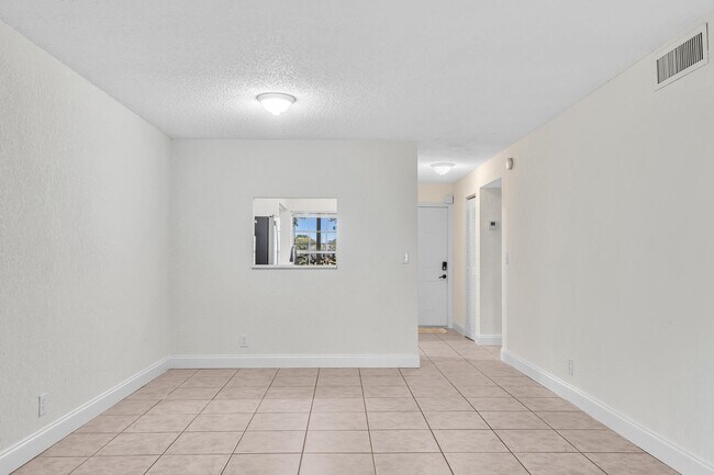 Building Photo - 2510 Riverside Dr