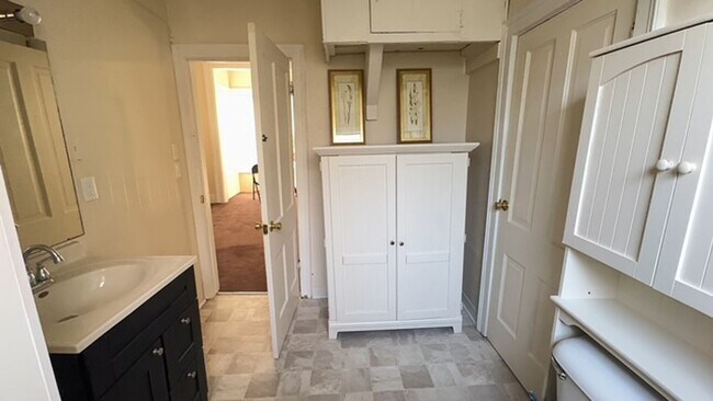 Building Photo - 629 Otter Ave