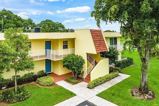 Building Photo - 550 Oaks Ln