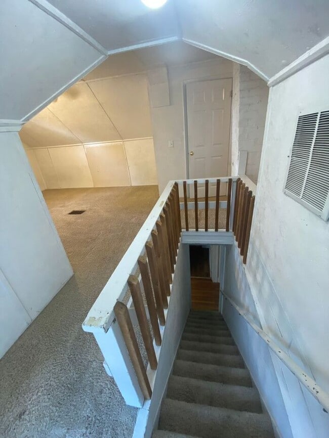 Building Photo - $2,200 | 3 Bedroom, 1.5 Bathroom House | P...