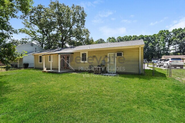 Building Photo - 523 Petty St