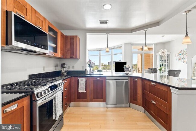 Building Photo - 5750 Bou Ave