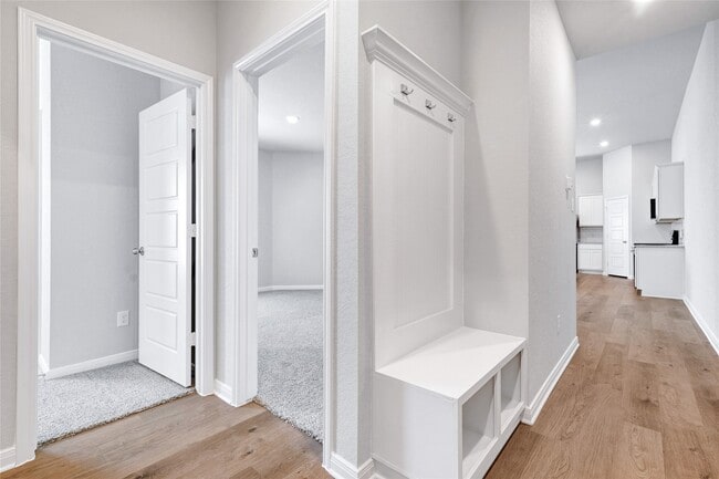 Building Photo - 324 Nespral Dr