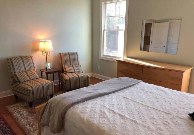 Building Photo - 225 Coach Light Way SW