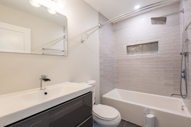 Building Photo - Beautiful 3 BR/3 BA Townhome in Brentwood!