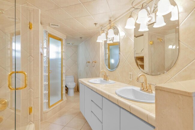 Building Photo - 374 Golfview Rd