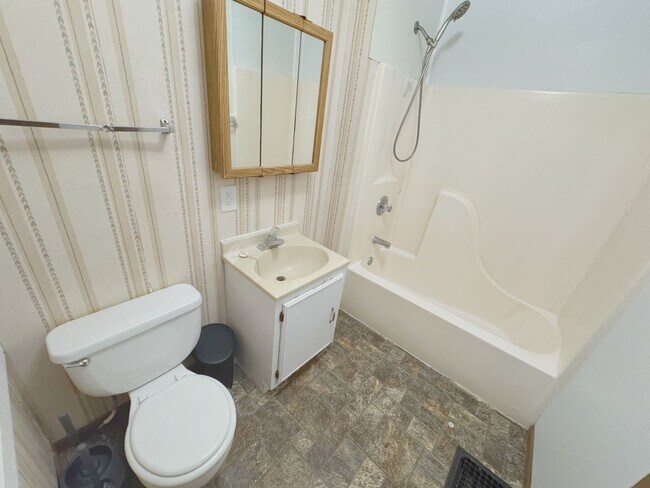 Building Photo - short term lease available