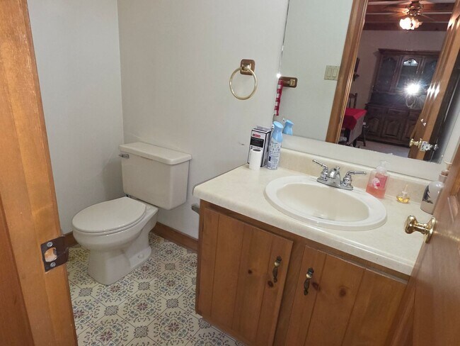 Building Photo - 3br 2.5ba End Unit Townhouse in Timber Ridge Subdivision
