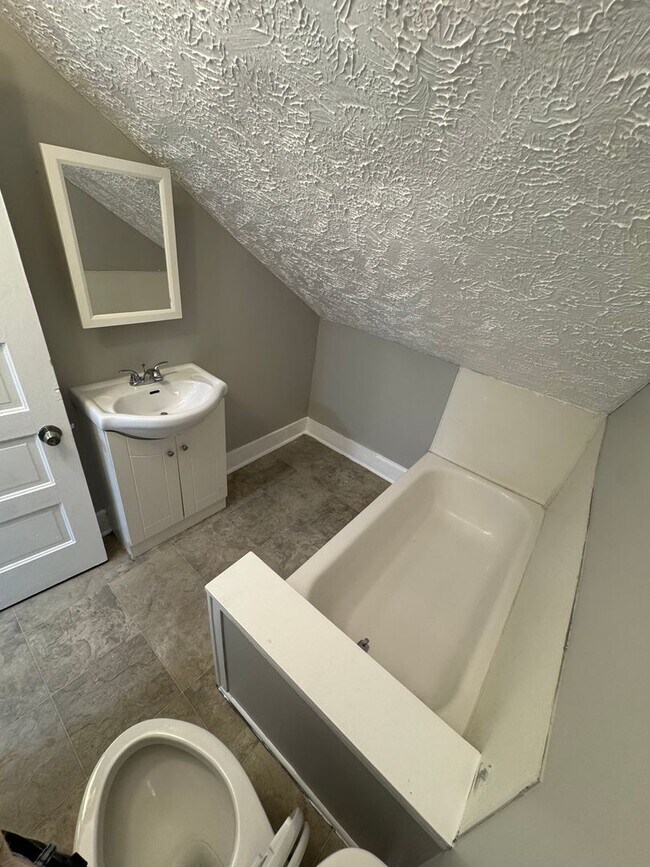 Building Photo - Spacious Four Bedroom House Close to Downt...