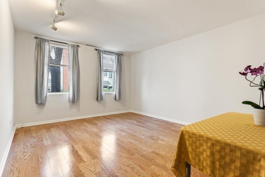 Building Photo - 218 Thorndike St